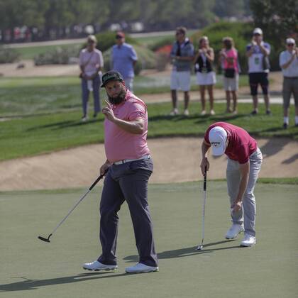 HSBC Abu Dhabi Golf Championship Day Three Andrew Johnston acknowledges teh crowd after his birdie on the 1st hole on Day Three of the HSBC Abu Dhabi Golf Championship at Abu Dhabi Golf Club, UAE. Content Not Available For UK Newspapers Copyright: xNickxWhitworthx FIL-11241-0006