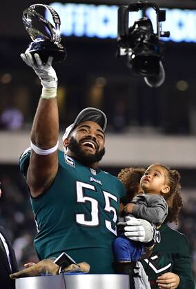 Themen der Woche - SPORT Bilder des Tages - SPORT Philadelphia Eagles defensive end Brandon Graham (55) celebrates with the George Halas NFC Championship Trophy after the Eagles defeated the Minnesota Vikings 38-7 to win the NFC Championship at Lincoln Financial Field in Philadelphia on January 21, 2018. The Eagles will face the New England Patriots in Super Bowl LII.  PHI20180121311 KEVINxDIETSCH