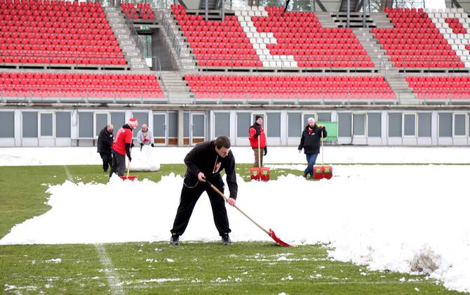 Themen der Woche - SPORT Bilder des Tages - SPORT Fußball, 3. Liga, Schneeräumen vor Rot-Weiß Erfurt - 1. FC Magdeburg GER, 3.Liga, FC Rot Weiss Erfurt - Schneeräumung Stadion 22.01.2018 , Erfurt, Steigerwaldstadion, Arena Erfurt, GER, 3.Liga, Saison 2017 2018, 22.Spieltag, FC Rot Weiss Erfurt vs 1.FC Magdeburg im Bild der RWE hat die Fans gebeten, bei der Schneeräumung im Stadion zu helfen, die freiwilligen Helfer kämpfen sich durch die Schneemassen und transportieren den Schnee mit Folien vom Platz