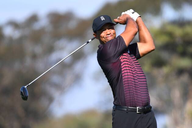 SAN DIEGO, CA - JANUARY 25: Tiger Woods hits from the 5th hole tee on the South Course during the first round of the Farmers Insurance Open golf tournament at Torrey Pines Municipal Golf Course on January 25, 2018. (Photo by Brian Rothmuller Icon Sportswire) GOLF: JAN 25 PGA Golf Herren - Farmers Insurance Open Icon180125001 EDITORIAL USE ONLY