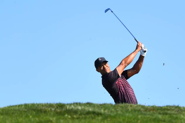 Bilder des Tages - SPORT SAN DIEGO, CA - JANUARY 25: Tiger Woods hits from the 3rd hole tee on the South Course during the first round of the Farmers Insurance Open golf tournament at Torrey Pines Municipal Golf Course on January 25, 2018. (Photo by Brian Rothmuller Icon Sportswire) GOLF: JAN 25 PGA Golf Herren - Farmers Insurance Open Icon180125002 EDITORIAL USE ONLY