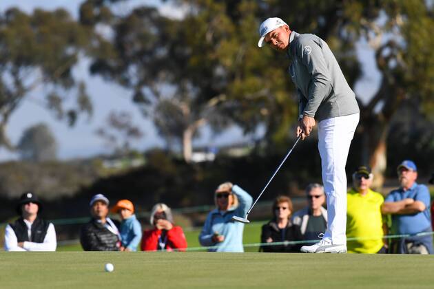 SAN DIEGO, CA - JANUARY 25: Rickie Fowler attempts a putt on the 10th green on the North Course during the first round of the Farmers Insurance Open golf tournament at Torrey Pines Municipal Golf Course on January 25, 2018. (Photo by Brian Rothmuller Icon Sportswire) GOLF: JAN 25 PGA Golf Herren - Farmers Insurance Open Icon180125006 EDITORIAL USE ONLY