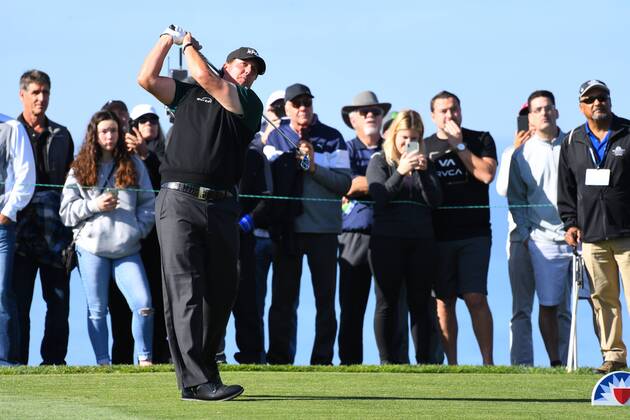SAN DIEGO, CA - JANUARY 25: Phil Mickelson ties off on the 11th hole on the North Course during the first round of the Farmers Insurance Open golf tournament at Torrey Pines Municipal Golf Course on January 25, 2018. (Photo by Brian Rothmuller Icon Sportswire) GOLF: JAN 25 PGA Golf Herren - Farmers Insurance Open Icon180125008 EDITORIAL USE ONLY