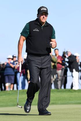 SAN DIEGO, CA - JANUARY 25: Phil Mickelson reacts from his birdie on the 11th hole on the North Course during the first round of the Farmers Insurance Open golf tournament at Torrey Pines Municipal Golf Course on January 25, 2018. (Photo by Brian Rothmuller Icon Sportswire) GOLF: JAN 25 PGA Golf Herren - Farmers Insurance Open Icon180125010 EDITORIAL USE ONLY