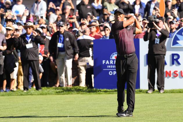 SAN DIEGO, CA - JANUARY 25: Tiger Woods hits his tee shot on the 1st hole tee on the South Course during the first round of the Farmers Insurance Open golf tournament at Torrey Pines Municipal Golf Course on January 25, 2018. (Photo by Brian Rothmuller Icon Sportswire) GOLF: JAN 25 PGA Golf Herren - Farmers Insurance Open Icon180125012 EDITORIAL USE ONLY