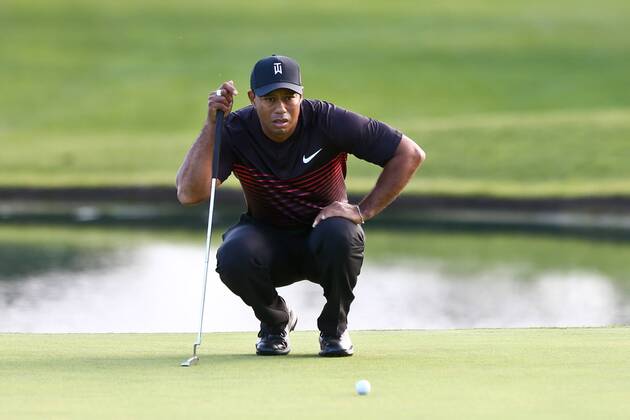 January 25, 2018 - San Diego, California, United States - Tiger Woods lines up a putt on the 18th green during the first round of the 2018 Farmers Insurance Open at Torrey Pines GC. PGA Golf Herren 2018: Farmers Insurance Open - Round 1 - ZUMAw109 20180125_zap_w109_070 Copyright: xDebbyxWongx