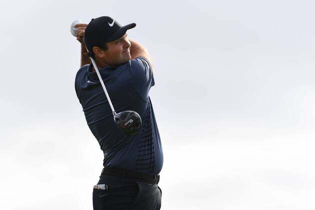 SAN DIEGO, CA - JANUARY 25: Patrick Reed hits from the 12th hole tee on the South Course during the first round of the Farmers Insurance Open golf tournament at Torrey Pines Municipal Golf Course on January 25, 2018. (Photo by Brian Rothmuller Icon Sportswire) GOLF: JAN 25 PGA Golf Herren - Farmers Insurance Open Icon180125027 EDITORIAL USE ONLY