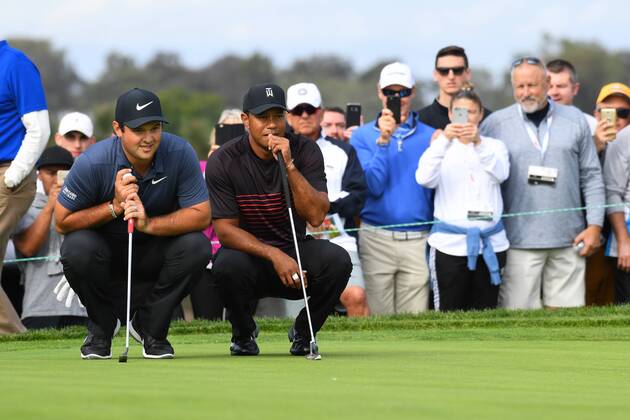 SAN DIEGO, CA - JANUARY 25: Patrick Reed and Tiger Woods eye their putts on the 11th hole on the South Course during the first round of the Farmers Insurance Open golf tournament at Torrey Pines Municipal Golf Course on January 25, 2018. (Photo by Brian Rothmuller Icon Sportswire) GOLF: JAN 25 PGA Golf Herren - Farmers Insurance Open Icon180125028 EDITORIAL USE ONLY