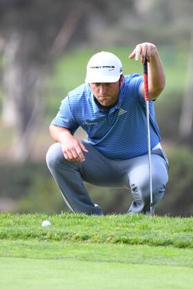 Bilder des Tages - SPORT SAN DIEGO, CA - JANUARY 25: Jon Rahm eyes his chip o the 9th hole on the South Course during the first round of the Farmers Insurance Open golf tournament at Torrey Pines Municipal Golf Course on January 25, 2018. (Photo by Brian Rothmuller Icon Sportswire) GOLF: JAN 25 PGA Golf Herren - Farmers Insurance Open Icon180125039 EDITORIAL USE ONLY
