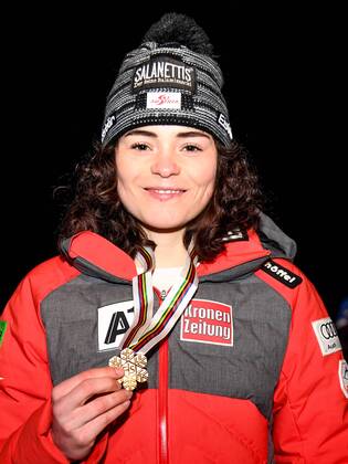 ALPINE SKIING - FIS Alpine Junior World Ski Championships dAVOS,SWITZERLAND,31.JAN.18 - ALPINE SKIING - FIS Alpine Junior World Ski Championships Davos 2018, award cermony, ladies. Image shows Julia Scheib (AUT) with her gold medal. GEPAxpictures xOliverxLerch