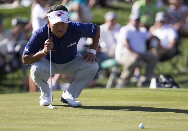 SCOTTSDALE, AZ - FEBRUARY 01: K.J. Choi sets up for a putt during the Waste Management Phoenix Open on February 1, 2017 at TPC Scottsdale in Scottsdale, AZ(Photo by Adam Bow Icon Sportswire) GOLF: FEB 01 PGA Golf Herren - Waste Management Phoenix Open Icon1802010853 EDITORIAL USE ONLY
