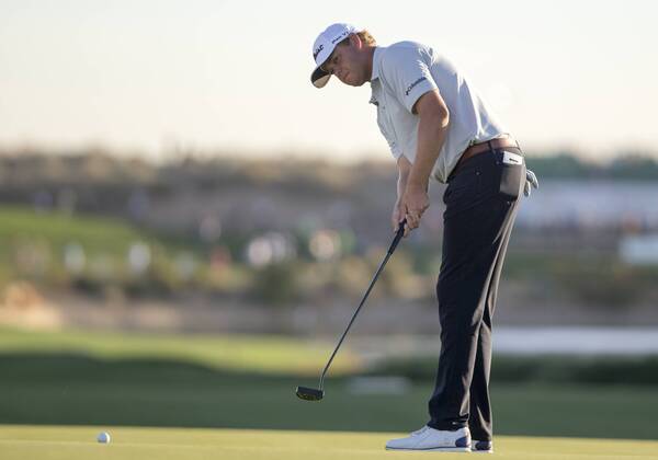 SCOTTSDALE, AZ - FEBRUARY 01: Patton Kizzire putts on the 18th green during the Waste Management Phoenix Open on February 1, 2017 at TPC Scottsdale in Scottsdale, AZ(Photo by Adam Bow Icon Sportswire) GOLF: FEB 01 PGA Golf Herren - Waste Management Phoenix Open Icon1802011127 EDITORIAL USE ONLY