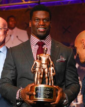 MINNEAPOLIS, MN - FEBRUARY 03: Benjamin Watson of the Baltimore Ravens is presented with the Bart Starr Award during Super Bowl LII week on February 3, 2018, at the Hilton, in Minneapolis, MN. (Photo by Rich Graessle Icon Sportswire) NFL American Football Herren USA FEB 03 Super Bowl LII Preview - Bart Starr Award Icon020318608 EDITORIAL USE ONLY