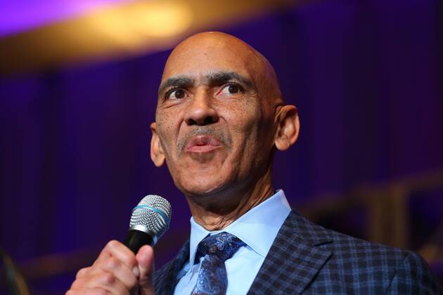 MINNEAPOLIS, MN - FEBRUARY 03: Tony Dungy speaks during the Bart Starr Award during Super Bowl LII week on February 3, 2018, at the Hilton, in Minneapolis, MN. (Photo by Rich Graessle Icon Sportswire) NFL American Football Herren USA FEB 03 Super Bowl LII Preview - Bart Starr Award Icon020318620 EDITORIAL USE ONLY