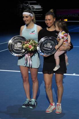 Russian Federation. Saint-Petersburg. SIBUR arena . Tennis. Tennis tournament. WATTS. Meeting. Member of the Final discharge. IN ST WTA Tennis Damen Petersburg ladies time the trophy was, Faith hurts - Alla Kudryavtsev, Katarina Robot. WTA MaksimxKonstantinov 