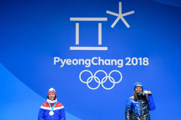 180210 Silver medalist Marit Bj¿rgen of Norway and gold medalist Charlotte Kalla of Sweden at the medal ceremony for the Women s Skiathlon during the 2018 Winter Olympics on February 10, 2018 in Pyeongchang. Photo: Jon Olav Nesvold BILDBYRN kod JE 160152ö Copyright: JONxOLAVxNESVOLD BB180210BB241
