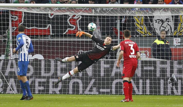 Leverkusen, Bayarena, 10.02.18: Torwart Bernd Leno (Bayer 04 Leverkusen) pariert einen Schuss im Spiel der 1. Bundesliga zwischen Bayer 04 Leverkusen vs. Hertha BSC Berlin in der Saison 2017 2018.
