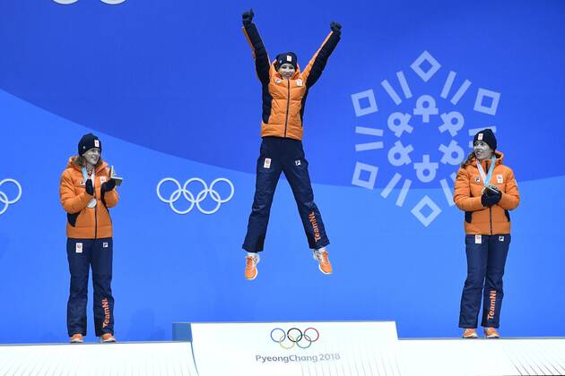 PyeongChang 2018, Eisschnelllauf, 3000m Damen, Siegerehrung 11-02-2018 ALGEMEEN: MEDAL PLAZA OLYMPISCHE SPELEN: Olympic Games Olympische Spiele Olympia OS PEYONGCHANG 2018 Carlijn Achtereekte wint goud op de 3.000 meter, links Ireen Wust (JustLease.nl) rechts Antoinette de Jong Foto: Sander Chamid xVIxVIxImagesx xSoenarxChamidxsportfotografiexIVx 10032330