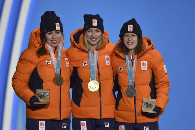 von links: Antoinette JONG, NED, 3. Platz, Bronze, Bronzemedaille, Bronzemedaillengewinnerin, Carlijn ACHTEREEKTE, NED, 1. Platz, Goldmedaillengewinnerin, Gold, Goldmedaille, Olympiasiegerin, Ireen WUST, Wuest, Wüst, NED, 2. Platz, Silber, Silbermedaille, Silbermedaillengewinnerin, Siegerehrung, Medals Victory Ceremony, Olympic Medals Plaza, am 11.02.2018, Eissschnelllaufen, 3000m Speed skating Eisschnelllauf Ladies, Frauen, . Olympische Winterspiele 2018, vom 09.02. - 25.02.2018 in PyeongChang Suedkorea. Â