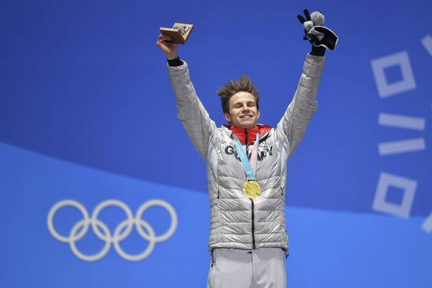 Andreas WELLINGER (GER), 1. Platz, Goldmedaillengewinner, Gold, Goldmedaille, Olympiasieger, Jubel, jubelt, Freude, Begeisterung, Emotion, jubeln, cheers, mit Medaille, Siegerehrung, Medals Victory Ceremony, Olympic Medals Plaza, am 11.02.2018, Ski jumping Skispringen Ski nordisch Normal Hill Men, Skispringen, Normalschanze, Olympische Winterspiele 2018, vom 09.02. - 25.02.2018 in PyeongChang Suedkorea. Â