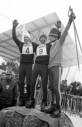 08.02.1968 , Olympische Winterspiele 1968 in Grenoble : Siegerbild nach dem Alalon von links: Herbert Huber, Karl Schranz (beide Österreich) und Jean Claude Killy (Frankreich). Schranz wurde später disqualifizert.