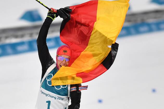 Laura DAHLMEIER (GER) 1. Platz, Goldmedaillengewinnerin, Gold, Goldmedaille, Olympiasiegerin, im Ziel, Zieleinlauf mit der deutschen Flagge, Fahne, Jubel, jubelt, Freude, Begeisterung, Emotion, jubeln, cheers, Aktion Langlauf, Biathlon, Womens s 10 km Pursuit 10 km Verfolgung der Frauen am 12.02.2018. Olympische Winterspiele 2018, vom 09.02. - 25.02.2018 in PyeongChang Suedkorea.