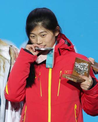 Bilder des Tages - SPORT (180213) -- PYEONGCHANG, Feb. 13, 2018 -- Silver medalist China s Liu Jiayu poses for photos during the medal ceremony of ladies halfpipe finals of snowboard at the 2018 PyeongChang Winter Olympic Games Olympische Spiele Olympia OS at the Medal Plaza in PyeongChang, South Korea, on Feb. 13, 2018. ) (SP)OLY-SOUTH KOREA-PYEONGCHANG-SNOWBOARD-LADIES HALFPIPE-MEDAL CEREMONY BaixXuefei 