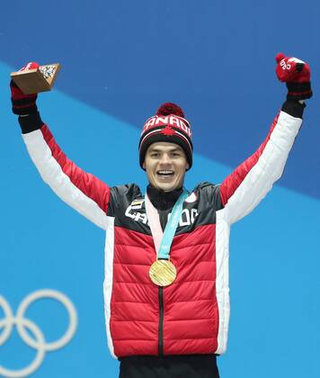 Bilder des Tages - SPORT (180213) -- PYEONGCHANG, Feb. 13, 2018 -- Champion Mikael Kingsbury from Canada celebrates during the medal ceremony of men s moguls event of freestyle skiing at 2018 PyeongChang Winter Olympic Games Olympische Spiele Olympia OS at the Medal Plaza in PyeongChang, South Korea, on Feb. 13, 2018. ) (SP)OLY-SOUTH KOREA-PYEONGCHANG-FREESYTLE SKIING-MEN S MOGULS-MEDAL CEREMONY BaixXuefei 