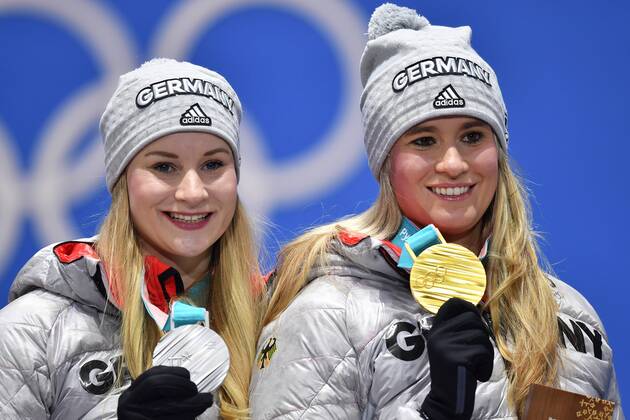 v.li:Nathalie GEISENBERGER (GER) mit Goldmedaille,Medaille,Olympic Champion, Olympiasiegerin,re:Dajana EITBERGER (GER) mit Silbermedaille. Luge Women Singles,Rodeln Frauen, Siegerehrung,Victory Ceremony,PyeongChang Olympic Medals Plaza am 13.02.2018. Olympische Winterspiele 2018, vom 09.02. - 25.02.2018 in PyeongChang Suedkorea.