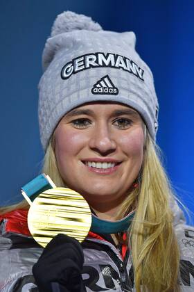 Nathalie GEISENBERGER (GER) mit Goldmedaille,Medaille,Olympic Champion, Olympiasiegerin, Luge Women Singles,Rodeln Frauen, Siegerehrung,Victory Ceremony,PyeongChang Olympic Medals Plaza am 13.02.2018. Olympische Winterspiele 2018, vom 09.02. - 25.02.2018 in PyeongChang Suedkorea.