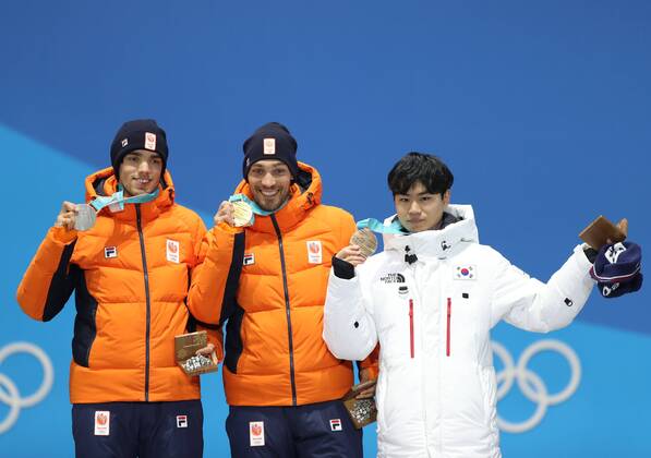 (180214) -- PYEONGCHANG, Feb. 14, 2018 -- Champion Kjeld Nuis (C) from the Netherlands, second-placed Patrick Roest (L) from the Netherlands and third-placed Kim Min Seok from South Korea pose for photos during medal ceremony of the mens 1500m event of Speed skating Eisschnelllauf at 2018 PyeongChang Winter Olympic Games Olympische Spiele Olympia OS at the Medal Plaza in PyeongChang, South Korea, on Feb. 14, 2018. ) (SP)OLY-SOUTH KOREA-PYEONGCHANG-SPEED SKATING-MEN S 1500M-MEDAL CEREMONY WuxZhuang 