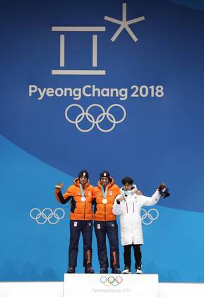 (180214) -- PYEONGCHANG, Feb. 14, 2018 -- Champion Kjeld Nuis (C) from the Netherlands, second-placed Patrick Roest (L) from the Netherlands and third-placed Kim Min Seok from South Korea pose for photos during medal ceremony of the mens 1500m event of Speed skating Eisschnelllauf at 2018 PyeongChang Winter Olympic Games Olympische Spiele Olympia OS at the Medal Plaza in PyeongChang, South Korea, on Feb. 14, 2018. ) (SP)OLY-SOUTH KOREA-PYEONGCHANG-SPEED SKATING-MEN S 1500M-MEDAL CEREMONY WuxZhuang 
