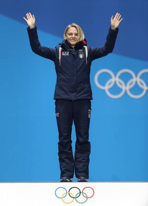 (180214) -- PYEONGCHANG, Feb. 14, 2018 -- Champion Italy s Arianna Fontana poses for photos during medal ceremony of ladies 500m event of short track Speed skating Eisschnelllauf at 2018 PyeongChang Winter Olympic Games Olympische Spiele Olympia OS at the Medal Plaza in PyeongChang, South Korea, on Feb. 14, 2018. ) (SP)OLY-SOUTH KOREA-PYEONGCHANG-SHORT TRACK-WOMEN S 500M-MEDAL CEREMONY WuxZhuang 