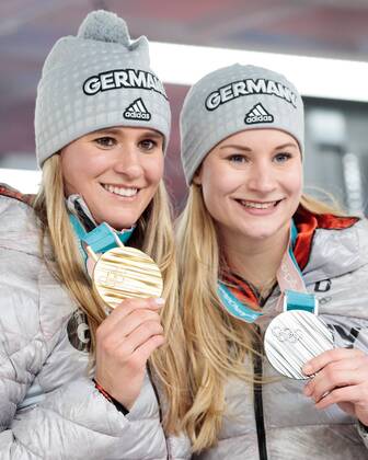 Themen der Woche - SPORT Olympia-Bilder des Tages - SPORT 14.02.2018, Olympic Sliding Centre, Pyeongchang, KOR, PyeongChang 2018, Rodeln, Einsitzer, Damen, im Bild Natalie Geisenberger (GER) und Dajana Eitberger (GER) zeigen Ihre Medaillen Natalie Geisenberger (GER) und Dajana Eitberger (GER) show her medals after the ladies single luge of the Pyeongchang 2018 Winter Olympic Games Olympische Spiele Olympia OS at the Olympic Sliding Centre in Pyeongchang, South Korea on 2018 02 14. Pyeongchang