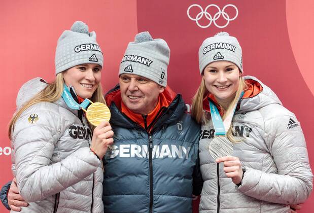 Olympia-Bilder des Tages - SPORT 14.02.2018, Olympic Sliding Centre, Pyeongchang, KOR, PyeongChang 2018, Rodeln, Einsitzer, Damen, im Bild Natalie Geisenberger (GER) und Dajana Eitberger (GER) zeigen Ihre Medaillen und Bundestrainer Norbert Loch Natalie Geisenberger (GER) und Dajana Eitberger (GER) show her medals and head coach Norbert Loch after the ladies single luge of the Pyeongchang 2018 Winter Olympic Games Olympische Spiele Olympia OS at the Olympic Sliding Centre in Pyeongchang, South Korea on 2018 02 14. Pyeongchang