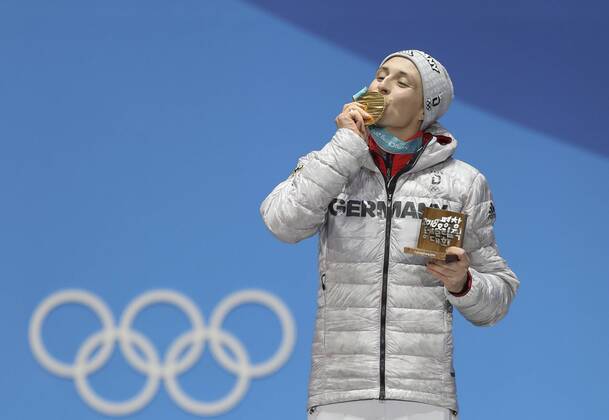 Olympia-Bilder des Tages - SPORT (180215) -- PYEONGCHANG, Feb. 15, 2018 -- Gold medalist Eric Frenzel from Germany poses for photos during the medal ceremony of individual gundersen NH 10KM event of nordic combined at Pyeongchang 2018 Winter Olympic Games Olympische Spiele Olympia OS at Medal Plaza, PyeongChang, South Korea, Feb. 15, 2018. ) (SP)OLY-SOUTH KOREA-PYEONGCHANG-NORDIC COMBINED-INDIVIDUAL GUNDERSEN NH 10KM-MEDAL CEREMONY WuxZhuang 