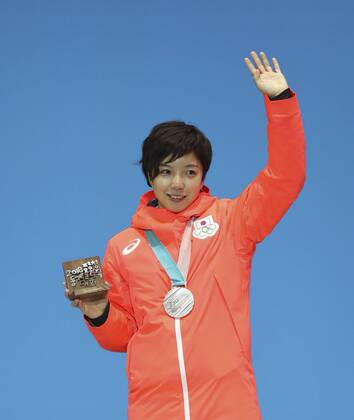 PyeongChang 2018 - Eisschnelllauf, Damen, 1000m, Siegerehrung (180215) -- PYEONGCHANG, Feb. 15, 2018 -- Silver medalists Kodaira Nao of Japan poses for photos during medal ceremony of women s 1,000m Speed skating Eisschnelllauf event at PyeongChang 2018 Winter Olympic Games Olympische Spiele Olympia OS at Medal Plaza, PyeongChang, South Korea, Feb. 15, 2018. ) (SP)OLY-SOUTH KOREA-PYEONGCHANG-SPEED SKATING-WOMEN S 1000M WuxZhuang