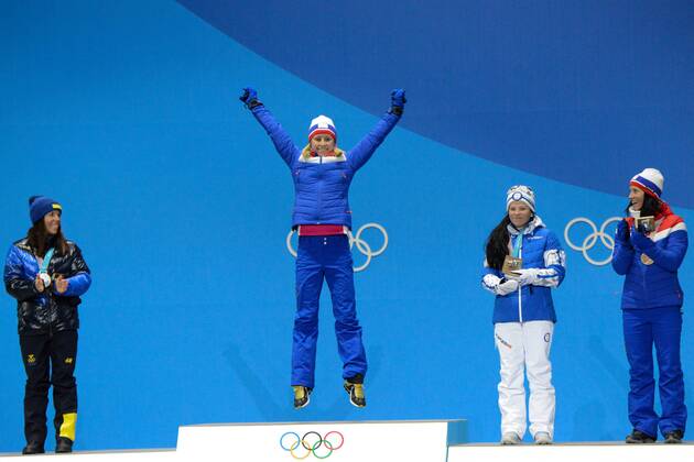 Olympia-Bilder des Tages - SPORT PyeongChang 2018, Langlauf, 10km Freistil der Damen, Siegerehrung February 15, 2018 - Pyeongchang, South Korea - RAGNHLD HAGA of Norway celebrates receiving the gold medal for the Ladies 10km Free cross-country event In the PyeongChang Olympic Games Olympische Spiele Olympia OS PyeongChang 18: Cross Country Skiing Women - ZUMAl132 20180215_zap_l132_026 Copyright: xChristopherxLevyx