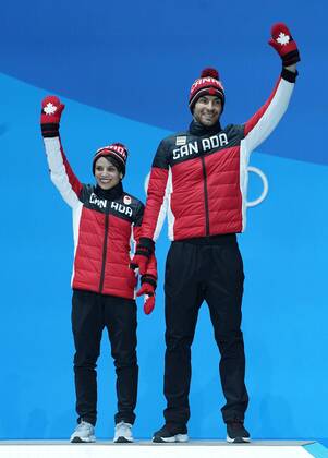 PyeongChang 2018, Eiskunstlauf, Paarlauf, Siegerehrung Bronze medalist Meagan Duhamel and Eric Redford wave during the medal ceremony for Pairs Figure skating Eiskunstlauf at the Pyeongchang 2018 Winter Olympics in Pyeongchang, South Korea, on February 15, 2018.  OLY20180215367 KEVINxDIETSCH