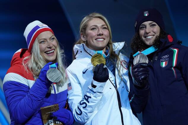 PyeongChang 2018, Ski Alpin, Riesenslalom der Damen, Siegerehrung Silver medalist Norway s Ragnhild Mowinckel (L), gold medalist American Mikaela Shiffrin, and bronze medalist Italy s Federica Brignone pose together during the medal ceremony for the Ladies Giant Slalom during the Pyeongchang 2018 Winter Olympics in Pyeongchang, South Korea, on February 15, 2018.  OLY20180215346 KEVINxDIETSCH