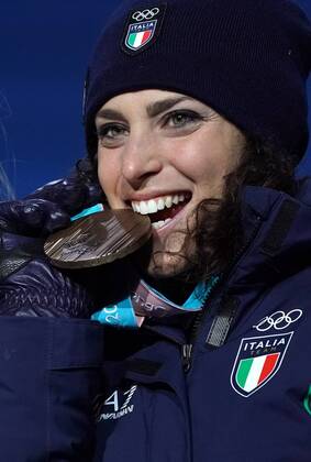 Olympia-Bilder des Tages - SPORT PyeongChang 2018, Ski Alpin, Riesenslalom der Damen, Siegerehrung Silver medalist Norway s Ragnhild Mowinckel bites her medal during the medal ceremony for the Ladies Giant Slalom during the Pyeongchang 2018 Winter Olympics in Pyeongchang, South Korea, on February 15, 2018.  OLY20180215357 KEVINxDIETSCH