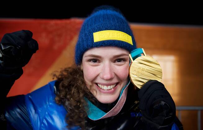180216 Hanna Öberg of Sweden (gold) celebrate at a Medal Ceremony for women s 15 km biathlon during day seven of the 2018 Winter Olympics on February 16, 2018 in Pyeongchang. Photo: Jon Olav Nesvold BILDBYRAN kod JE 160172 Copyright: JONxOLAVxNESVOLD BB180216JE071