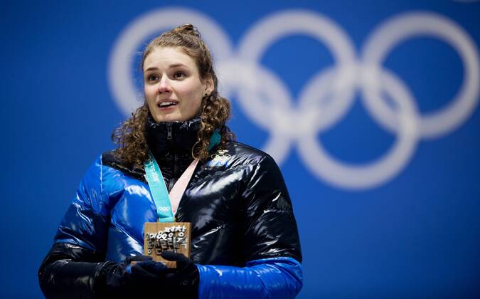 180216 Hanna Öberg of Sweden (gold) celebrate at a Medal Ceremony for women s 15 km biathlon during day seven of the 2018 Winter Olympics on February 16, 2018 in Pyeongchang. Photo: Jon Olav Nesvold BILDBYRAN kod JE 160172 Copyright: JONxOLAVxNESVOLD BB180216JE075