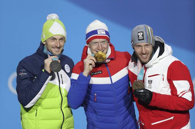 (180216) -- PYEONGCHANG, Feb. 16, 2018 -- Champion Norway s Johannes Thingnes Boe (C), second-placed Slovenia s Jakov Fak (L) and third-placed Austria s Dominik Landertinger pose for photos during medal ceremony of men s 20km individual event of biathlong at 2018 PyeongChang Winter Olympic Games Olympische Spiele Olympia OS at Medal Plaza, PyeongChang, South Korea, Feb. 16. 2018. ) (SP)OLY-SOUTH KOREA-PYEONGCHANG-BIATHLON-MEN S 20KM INDIVIDUAL-MEDAL CEREMONY BaixXuefei 