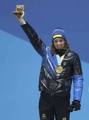 (180216) -- PYEONGCHANG, Feb. 16, 2018 -- Gold medalist Hanna Oeberg from Sweden poses for photos during medal ceremony of the women s 15km individual of biathlon at the 2018 PyeongChang Winter Olympic Games Olympische Spiele Olympia OS at Medal Plaza, PyeongChang, South Korea, Feb. 16. 2018. ) (SP)OLY-SOUTH KOREA-PYEONGCHANG-BIATHLON-WOMEN S 15KM INDIVIDUAL-MEDAL CEREMONY BaixXuefei 