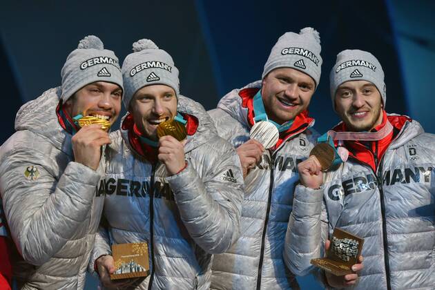 v.li:Tobias WENDL Tobias ARLT (GER) mit Goldmedaille,Medaille,Olympic Champion, Olympiasieger. Toni Eggert Sascha Benecken (GER) mit Bronzemedaille, Luge Doubles Men,Rodeln,Doppelsitzer Siegerehrung,Victory Ceremony,PyeongChang Olympic Medals Plaza am 16.02.2018. Olympische Winterspiele 2018, vom 09.02. - 25.02.2018 in PyeongChang Suedkorea.