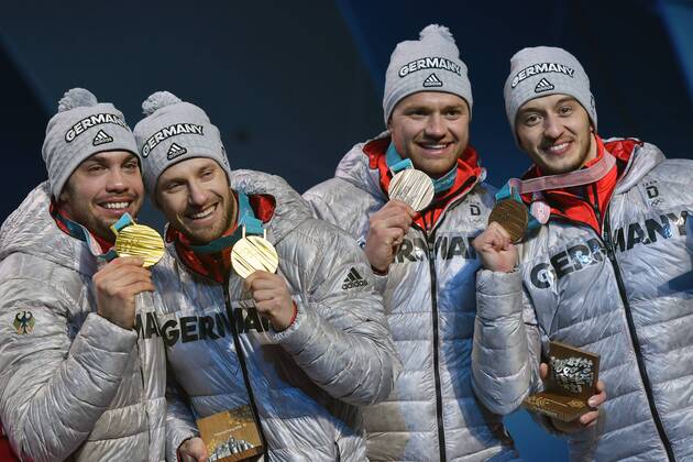 v.li:Tobias WENDL Tobias ARLT (GER) mit Goldmedaille,Medaille,Olympic Champion, Olympiasieger. Toni Eggert Sascha Benecken (GER) mit Bronzemedaille, Luge Doubles Men,Rodeln,Doppelsitzer Siegerehrung,Victory Ceremony,PyeongChang Olympic Medals Plaza am 16.02.2018. Olympische Winterspiele 2018, vom 09.02. - 25.02.2018 in PyeongChang Suedkorea.