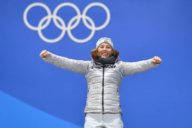 Laura DAHLMEIER (GER) Jubel,Freude,Begeisterung, Biathlon,15 km Einzel der Frauen,Siegerehrung,Victory Ceremony,PyeongChang Olympic Medals Plaza am 16.02.2018. Olympische Winterspiele 2018, vom 09.02. - 25.02.2018 in PyeongChang Suedkorea.