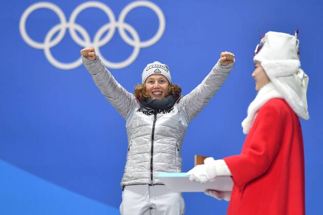 Olympia-Bilder des Tages - SPORT Laura DAHLMEIER (GER) Jubel,Freude,Begeisterung, Biathlon,15 km Einzel der Frauen,Siegerehrung,Victory Ceremony,PyeongChang Olympic Medals Plaza am 16.02.2018. Olympische Winterspiele 2018, vom 09.02. - 25.02.2018 in PyeongChang Suedkorea.
