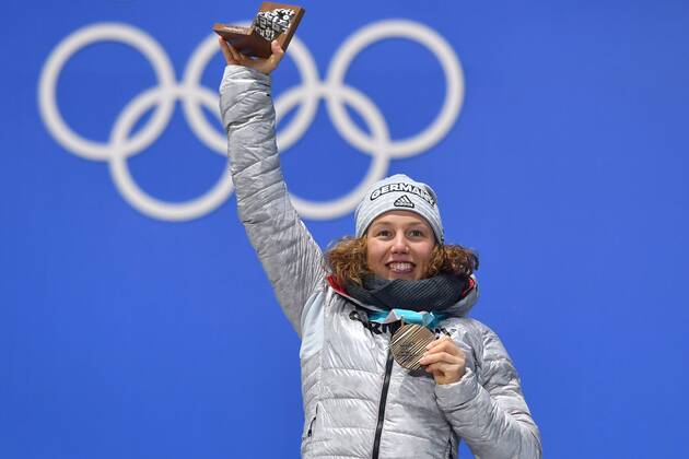 Laura DAHLMEIER (GER) mit Bronzemedaille. Jubel,Freude,Begeisterung, Biathlon,15 km Einzel der Frauen,Siegerehrung,Victory Ceremony,PyeongChang Olympic Medals Plaza am 16.02.2018. Olympische Winterspiele 2018, vom 09.02. - 25.02.2018 in PyeongChang Suedkorea.